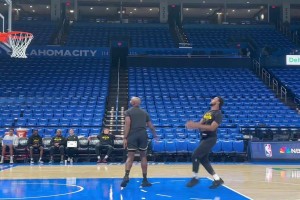 能成为奇兵不？布朗尼赛前热身猛练撤步中投！